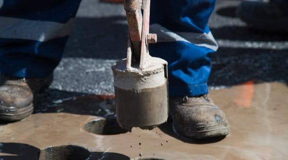 Window sampling rig extracting a core during ground investigation drilling